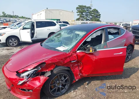 2018 Tesla Model 3 Long Range/Mid Range z USA, uszkodzony, nr VIN 5YJ3E1EA7JF058454